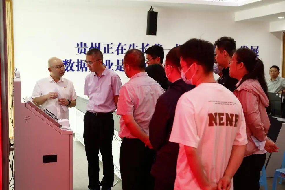 国家信息中心公共技术服务部副主任徐春学一行参观指导